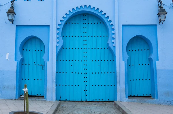 Τυπική Παλιά Μπλε Περίτεχνα Σκαλισμένα Studded Μαροκινή Πόρτα Ριάντ Και — Φωτογραφία Αρχείου