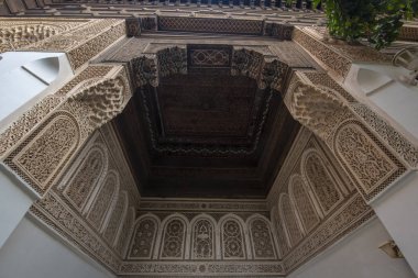 MARRAKECH, MOROCCO - 28 Ocak 2019: Marakeş 'in en önemli gösterilerinden biri olan Bahia Sarayı' nın içi. Geleneksel Fas tarzında avlu.