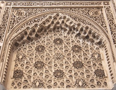 MARRAKECH, MOROCCO - 28 Ocak 2019: Marakeş 'in en önemli gösterilerinden biri olan Bahia Sarayı' nın içi. Geleneksel Fas tarzında avlu.