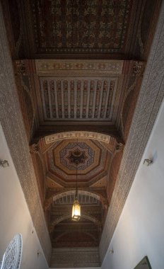 MARRAKECH, MOROCCO - 28 Ocak 2019: Marakeş 'in en önemli gösterilerinden biri olan Bahia Sarayı' nın içi. Geleneksel Fas tarzında avlu.