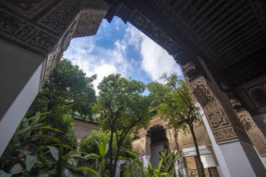 MARRAKECH, MOROCCO - 28 Ocak 2019: Marakeş 'in en önemli gösterilerinden biri olan Bahia Sarayı' nın içi. Geleneksel Fas tarzında avlu.