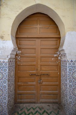 Geleneksel Fas tarzı bir antik ahşap giriş kapısı tasarımı. Marakeş, Fas 'taki eski Medine' de. Tipik, eski, karmaşık bir şekilde oyulmuş, çivili, Fas riad kapısı.