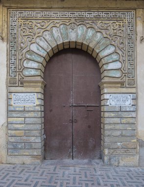 Geleneksel Fas tarzı bir antik ahşap giriş kapısı tasarımı. Marakeş, Fas 'taki eski Medine' de. Tipik, eski, karmaşık bir şekilde oyulmuş, çivili, Fas riad kapısı.