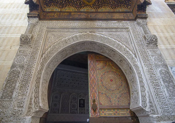 Παραδοσιακό Μαροκινό Στυλ Σχεδιασμού Μιας Αρχαίας Ξύλινης Πόρτας Εισόδου Στην — Φωτογραφία Αρχείου
