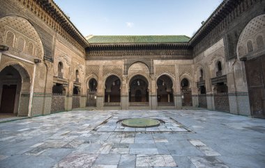 Fes, Fas - 22 Kasım 2019: The Madrasa Bou Inania 'nın (Medersa el Bouanania) iç mimarisinin mükemmel bir örneği olarak kabul edilmektedir. Fez 'den Souk Medina, Fes el Bali