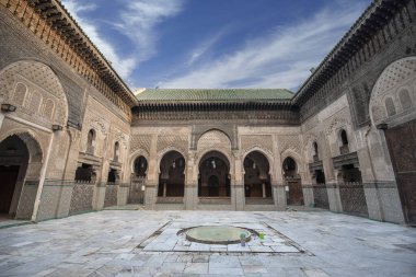 Fes, Fas - 22 Kasım 2019: The Madrasa Bou Inania 'nın (Medersa el Bouanania) iç mimarisinin mükemmel bir örneği olarak kabul edilmektedir. Fez 'den Souk Medina, Fes el Bali