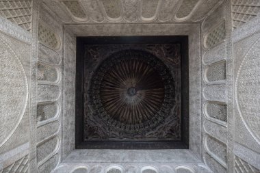 Fes, Fas - 22 Kasım 2019: The Madrasa Bou Inania 'nın (Medersa el Bouanania) iç mimarisinin mükemmel bir örneği olarak kabul edilmektedir. Fez 'den Souk Medina, Fes el Bali