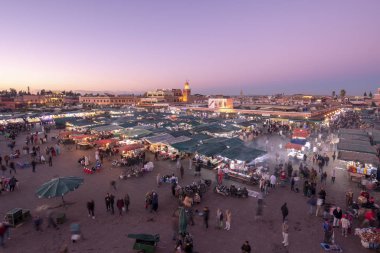 Marakeş, Fas - Jemaa el Fna (Jemaa el Fnaa) ünlü Meydan ve pazar yeri gün batımında. Marakeş Medine 'deki meydan Unesco Dünya Mirası' nın bir parçası..
