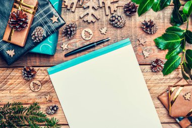 Noel Baba 'ya Noel mektubu. Düz kompozisyon, kağıt, kalem, kozalak, paketlenmiş hediyeler ve xmas süslemeleri..