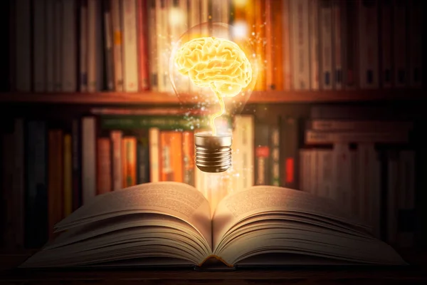 Brillante y brillante bombilla cerebral sobre un libro abierto con una estantería como fondo. Conocimiento, estudio, cognición, aprendizaje, alfabetización, biblioteca 3d conceptos de ilustración. Medios mixtos . — Foto de Stock