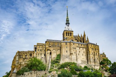 Mont Saint Michel Abbey 'e bakıyoruz, Fransa' nın ünlü Normandiya simgesi..