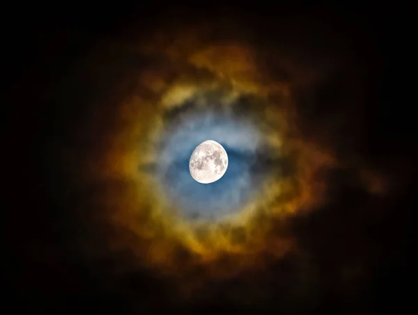 Luna Quasi Piena Splendente Attraverso Nuvole Creando Alone Vibrante Colorato — Foto Stock