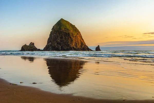 Haystack Rock Sunset Reflection Sandy Shore Cannon Beach Pacific Coast — Photo