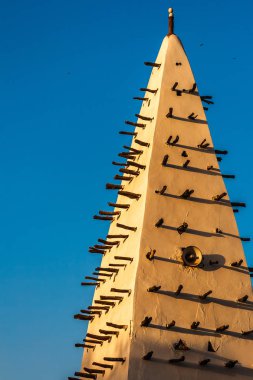 Bobo-Dioulasso Camii 'nin dış binası gün batımında, Burkina Faso, Batı Afrika' nın dönüm noktası..