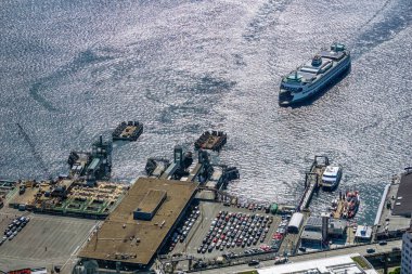 Alaska Yolu 'ndaki Seattle feribot terminaline gelen Washington eyalet feribot görüntüsü..