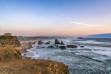 Yüzeysel Rock State Sahne Noktası, Pasifik Sahili, Oregon, ABD 'den akşam karanlığında Bandon Sahili manzarası veya manzarası.