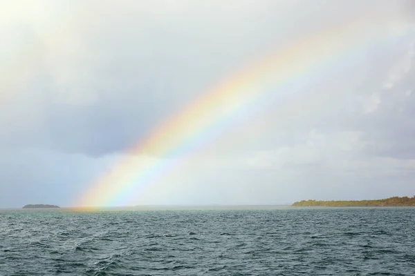 Regenboog over zee — Stockfoto