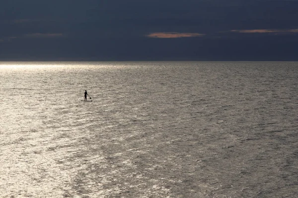 Sörfçü denizde sup — Stok fotoğraf