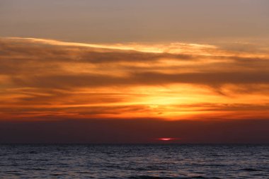 Bulutlu gün batımı