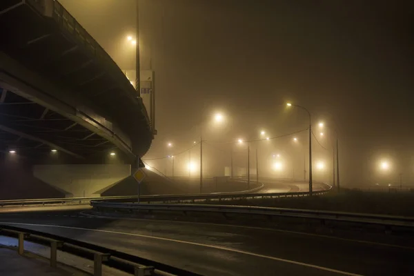 Wegkruising Met Een Brug Nachts Mist — Stockfoto