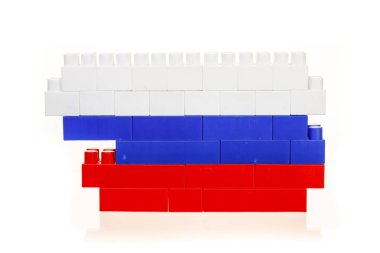 Beyaz arka plan üzerinde çok renkli çocuk plastik bina kiti Rusya Federasyonu Bayrağı