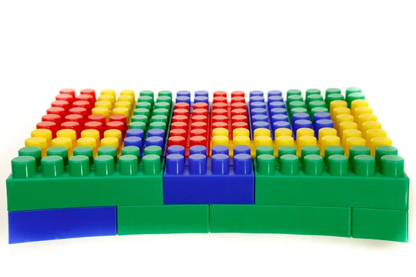 Ladrillos de juguete de construcción de plástico colorido de los niños en blanco —  Fotos de Stock