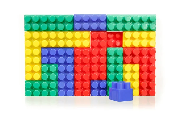 Tijolos de brinquedo de construção de plástico colorido das crianças em branco — Fotografia de Stock