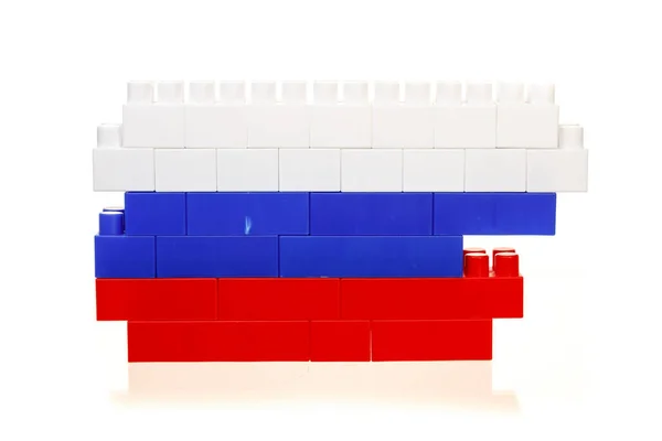 Σημαία της Ρωσικής Ομοσπονδίας από ένα πολύχρωμο πλαστικό κουτί κτιρίων για παιδιά σε λευκό φόντο — Φωτογραφία Αρχείου