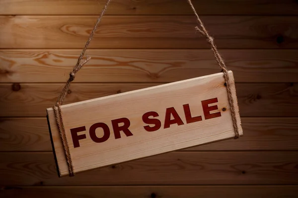 Holzschild mit den Worten zum Verkauf auf einem groben Seil auf schönem Holzgrund — Stockfoto