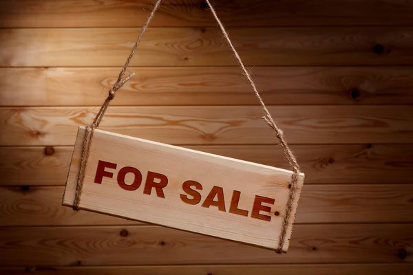 Dřevěný plakát se slovy Na prodej na hrubém laně na krásném dřevěném pozadí — Stock fotografie