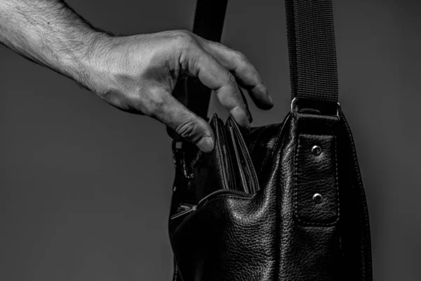 검정 색 과 흰색으로 된 도둑의 손 이 흰 배경에 가죽 가방에서 지갑을 뽑는 사진 — 스톡 사진