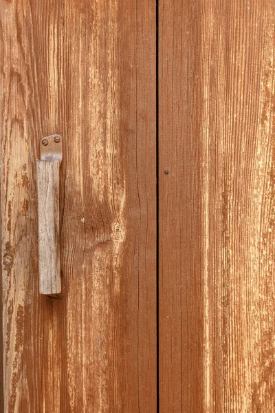 Staré špinavé hnědé malované dřevo pozadí. Část dveří s klikou. — Stock fotografie