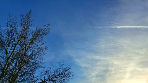 Blauer Himmel mit Sonnenuntergang — Stockfoto