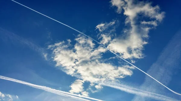 Голубое небо с полосами для полетов — стоковое фото
