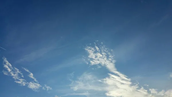 Blauer Himmel mit Wolken — Stockfoto