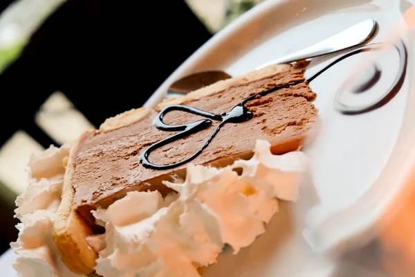 Kremalı çikolatalı pasta.