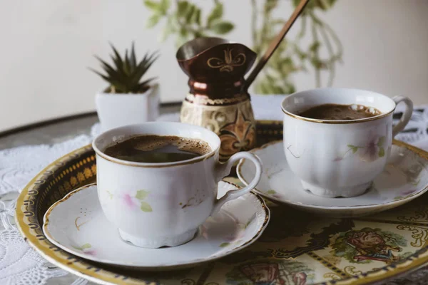 Kırsal tabakta bir fincan sade kahve. 