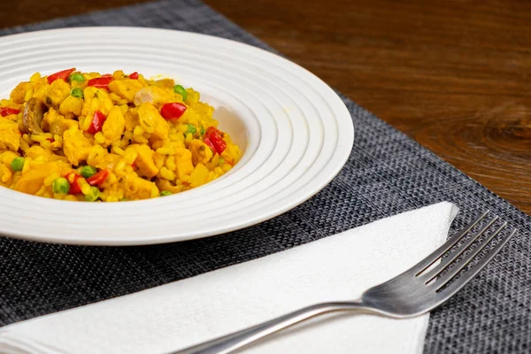 Pirinç ve sebzeli tavuk pilavı.