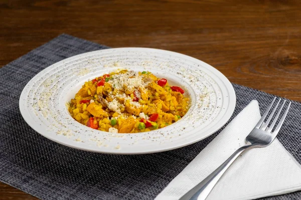 Pirinç ve sebzeli tavuk pilavı.