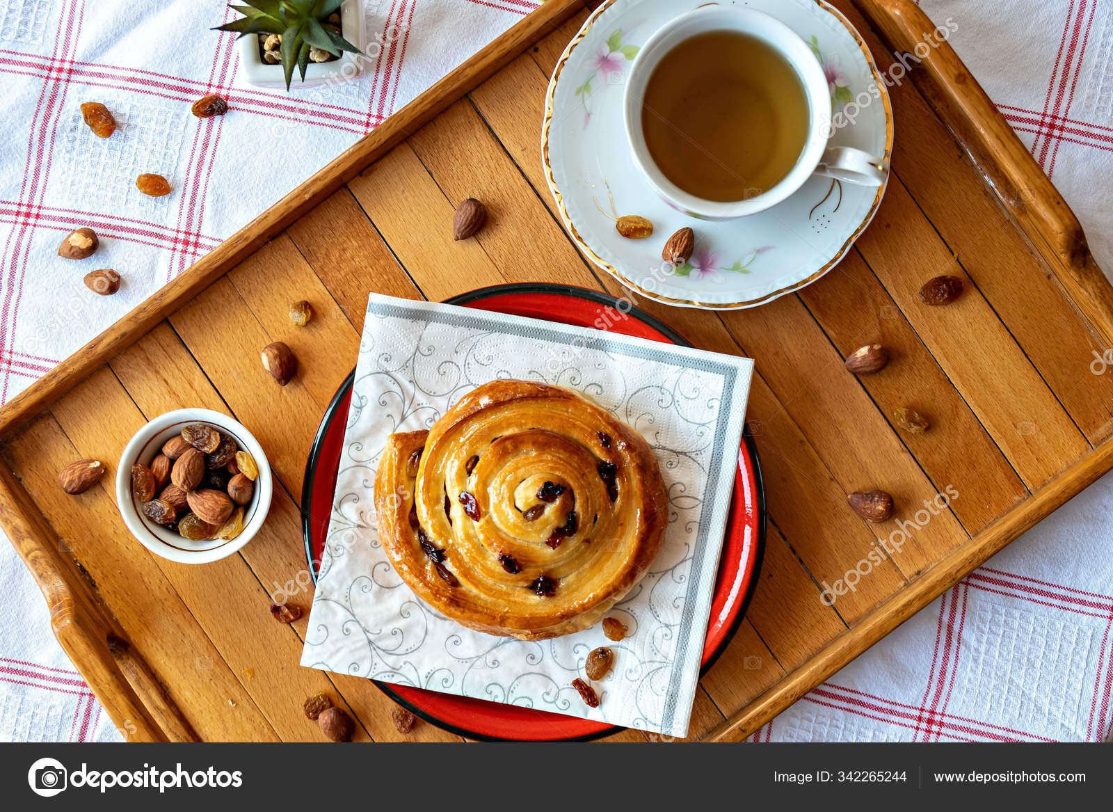 Bal ve kuru üzümlü börek. — Stok Foto © studiomasina 342265244