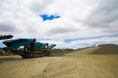 Sahadaki Mobil Kaya Ezici Makinesi