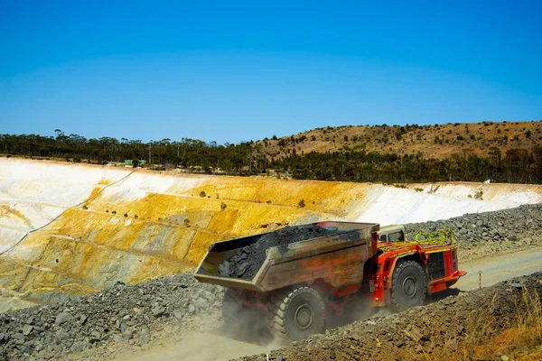 露天掘り鉱山での鉱山ダンプトラック — ストック写真