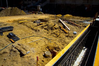 Şehirdeki inşaat alanında.