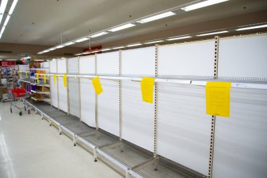 Perth, Avustralya - 10 Mart 2020: Coronavirus krizi sırasında tuvalet kağıdı sıkıntısı