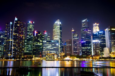 Singapur Şehri, Singapur - 10 Nisan 2019: Marina Körfezi 'ndeki Singapur şehri silueti