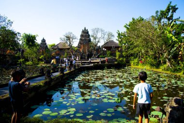 Bali, Endonezya - 30 Ağustos 2019: Saraswati Tapınağı Ubud 'da tanrıça Sarasvati' ye adanmış bir Hindu tapınağıdır.