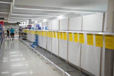 Perth, Avustralya - 12 Mart 2020: Coronavirus krizi sırasında bakkalda erzak sıkıntısı