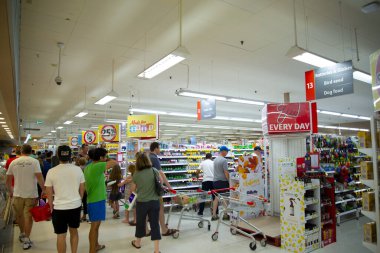 Perth, Avustralya - 15 Mart 2020: Coronavirus krizi sırasında bakkalda erzak sıkıntısı