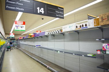 Perth, Avustralya - 16 Mart 2020: Coronavirus krizi sırasında bakkalda erzak sıkıntısı