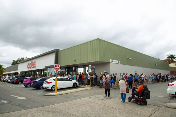 Perth Australia Marzo 2020 Gente Haciendo Cola Tienda Comestibles Coles — Foto de Stock